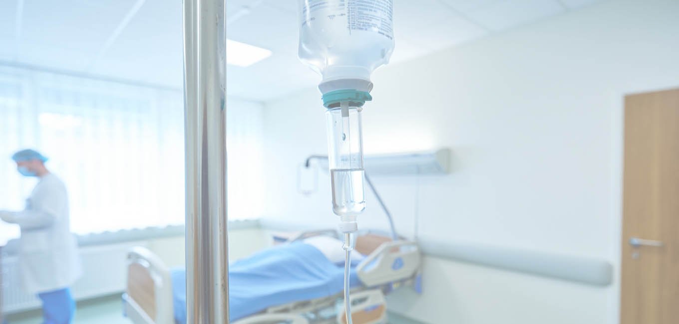 Капельница на фоне больничной палаты