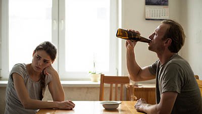 Девушка грустит из-за алкоголизма мужа